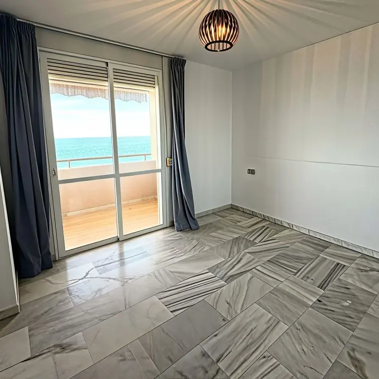 Sale of middle floor apartment in Estepona