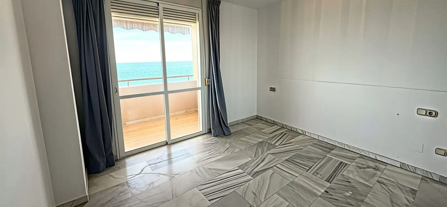 Sale of middle floor apartment in Estepona 3