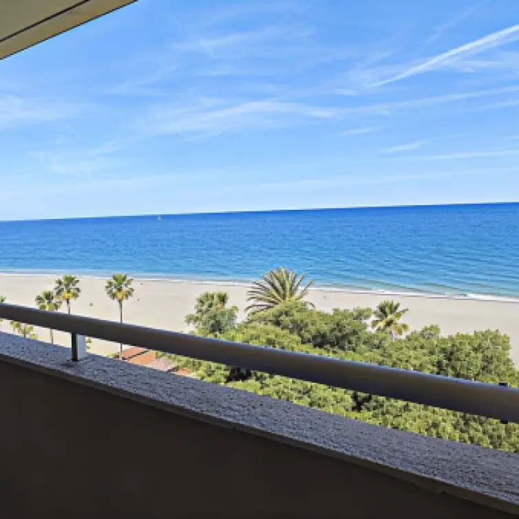 Sale of middle floor apartment in Estepona