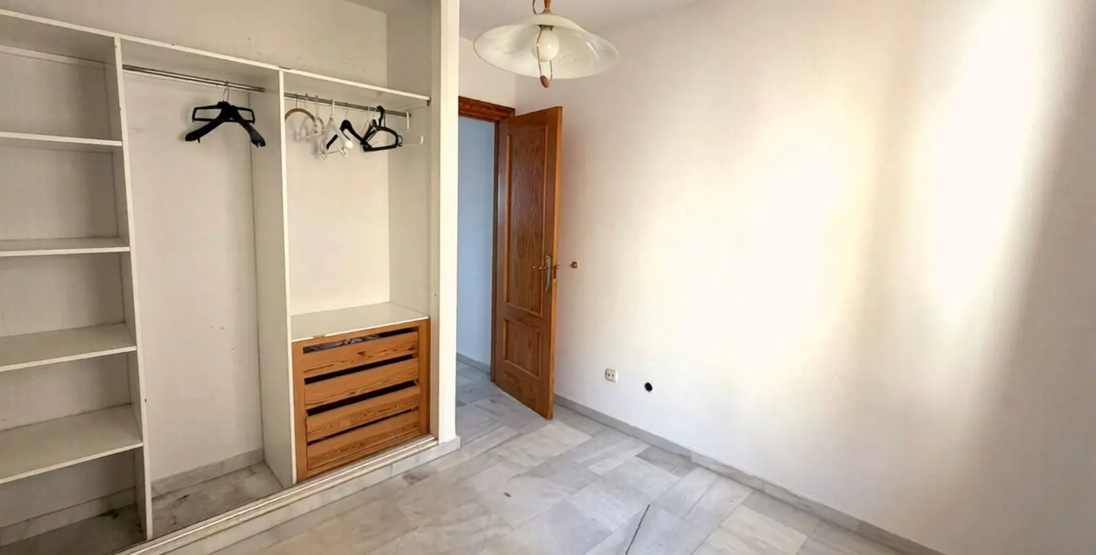 Sale of middle floor apartment in Estepona 10