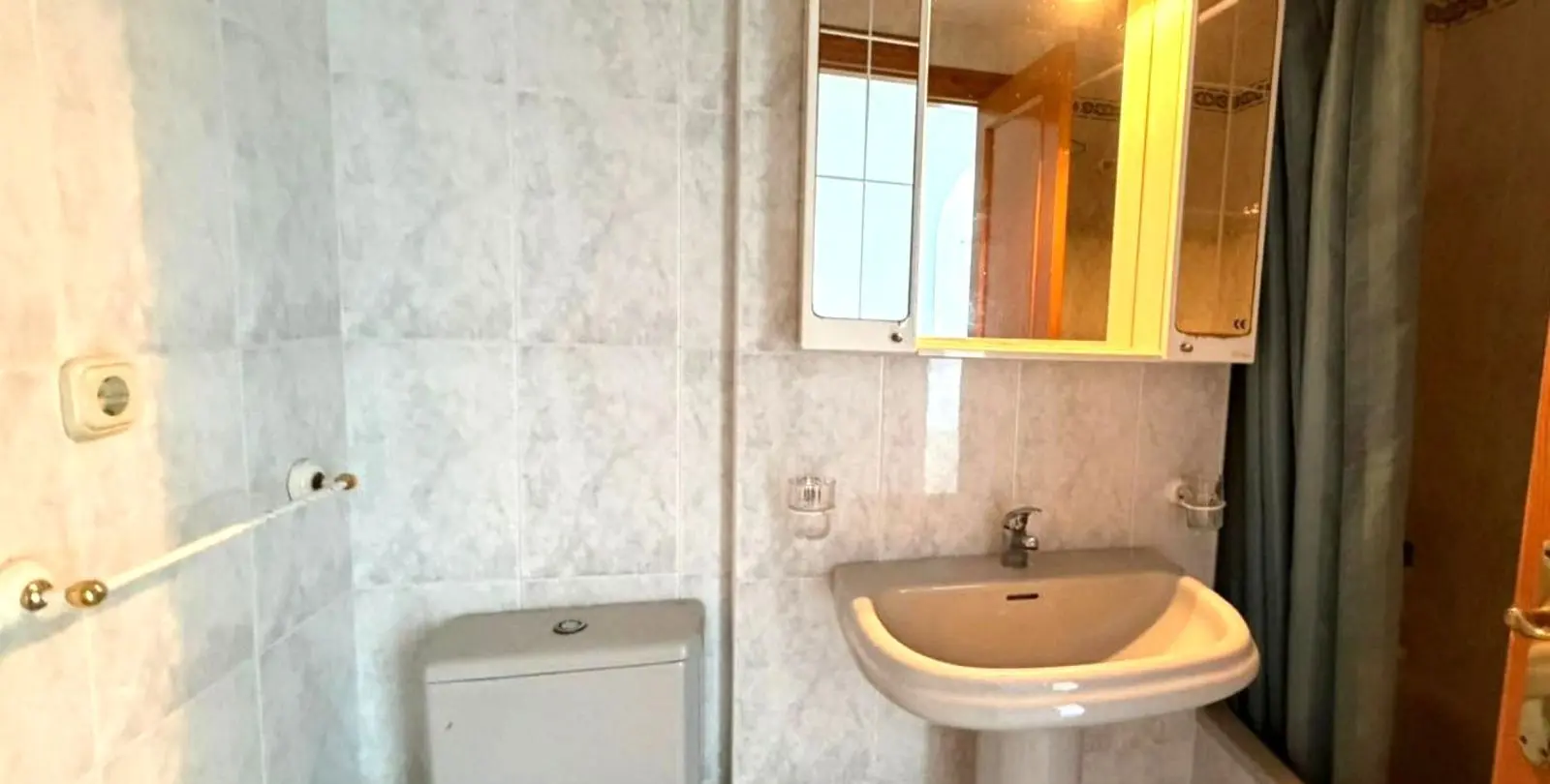Sale of middle floor apartment in Estepona 11