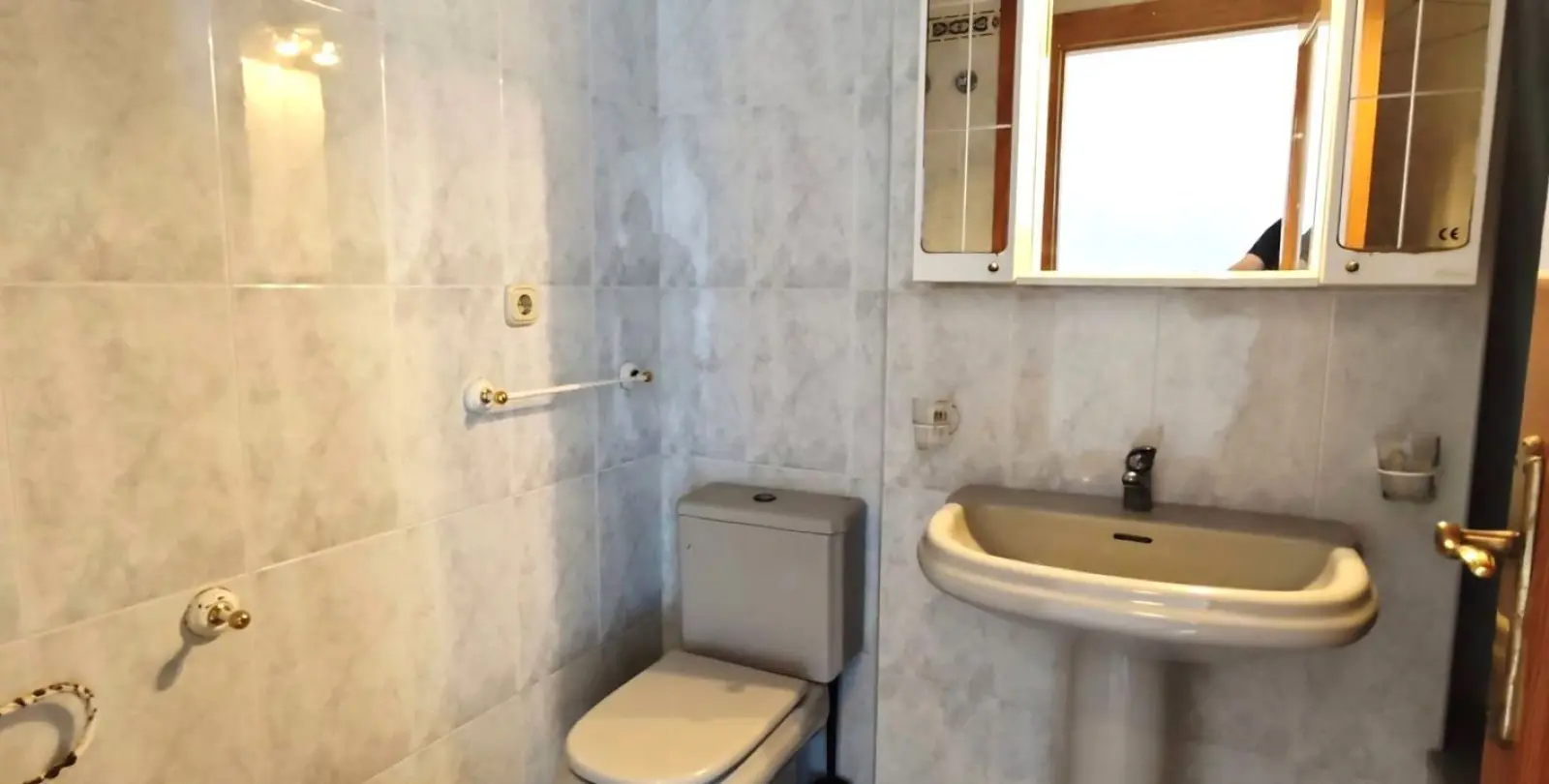 Sale of middle floor apartment in Estepona 12