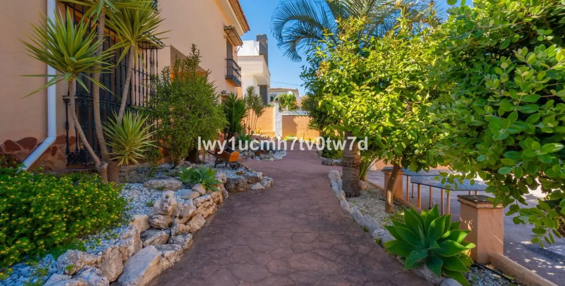 Продажа  отдельно стоящей виллы в Torremolinos 10