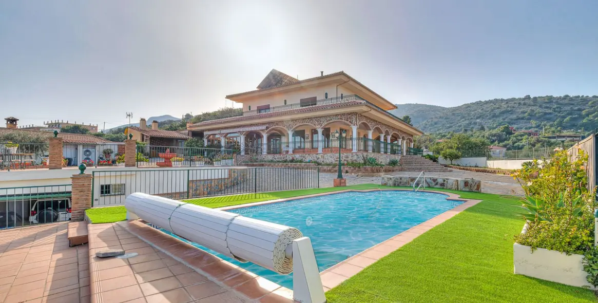 Sale of detached villa in Churriana 1