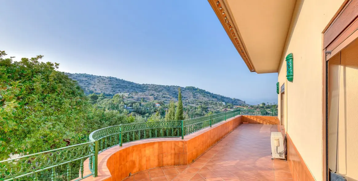 Sale of detached villa in Churriana 38