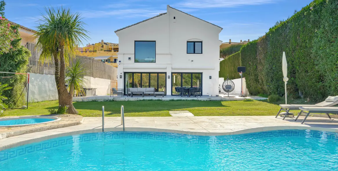 Sale of detached villa in Guadalmina Alta 1