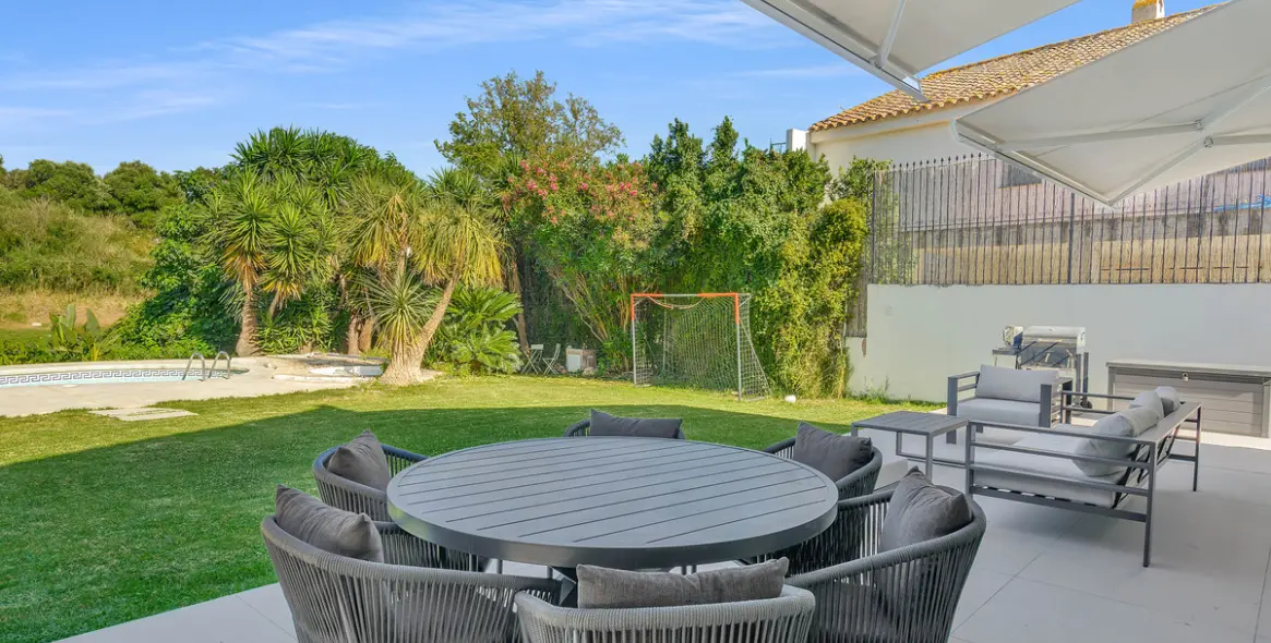 Sale of detached villa in Guadalmina Alta 23