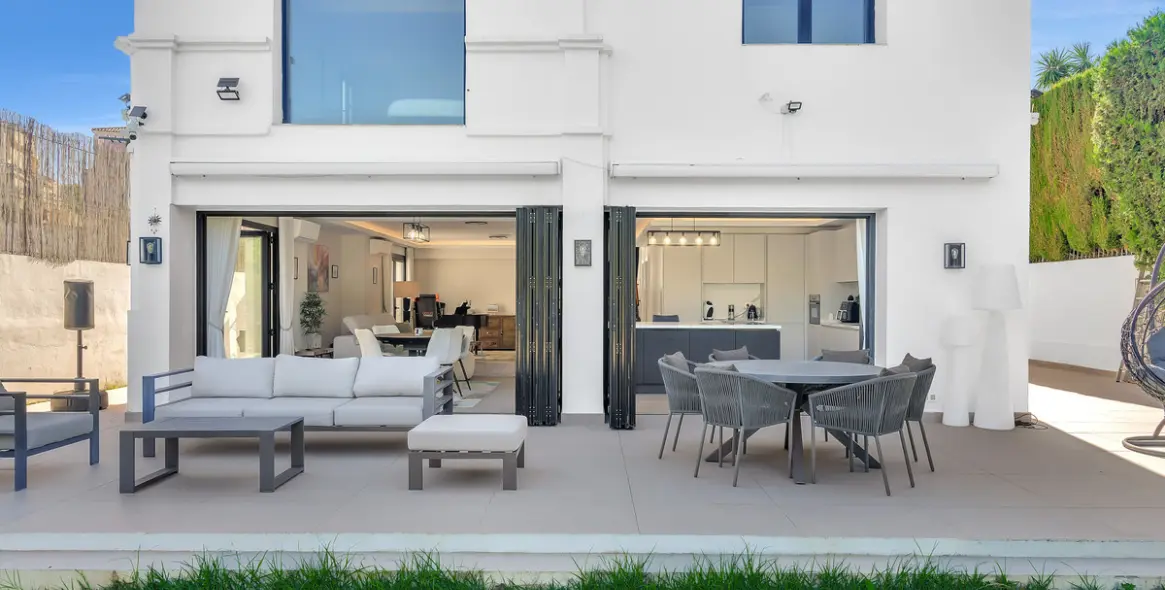 Sale of detached villa in Guadalmina Alta 24