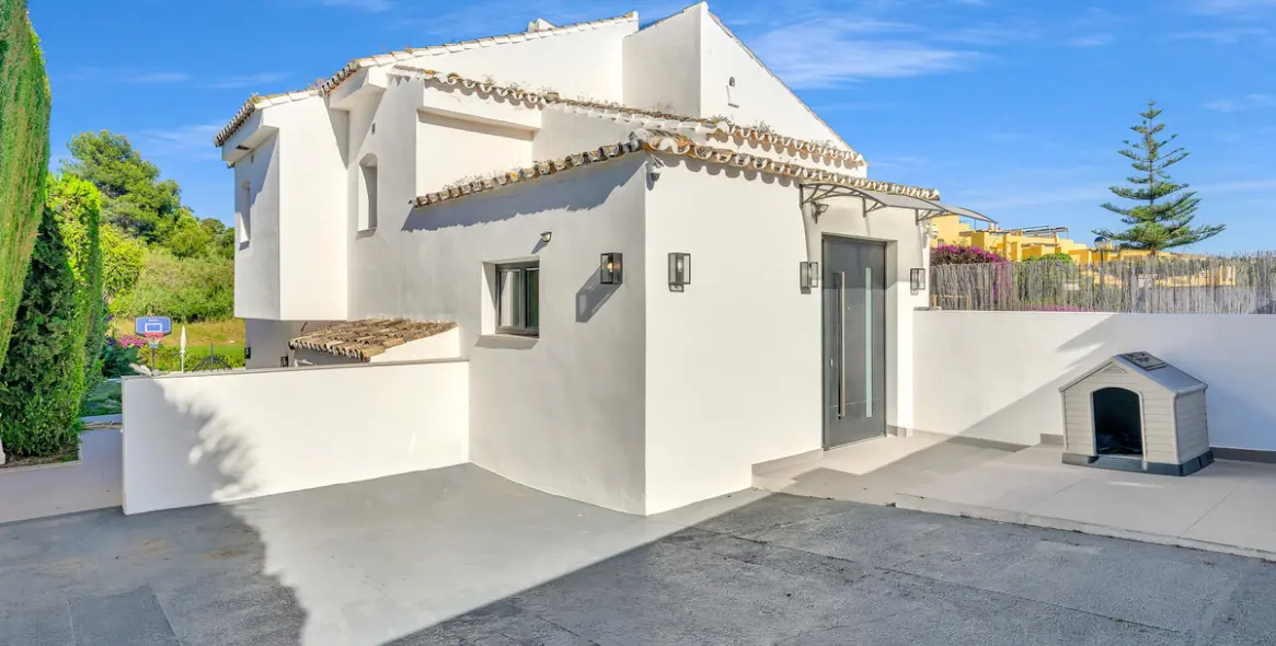 Sale of detached villa in Guadalmina Alta 25