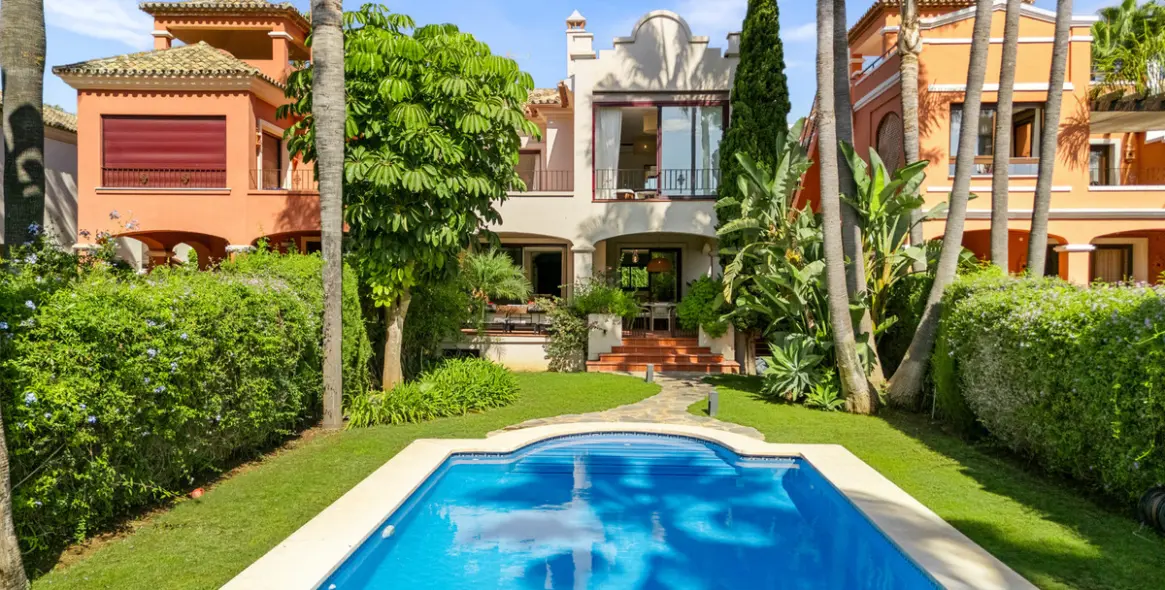 Long-term rent of semi-detached house in Nueva Andalucía 1