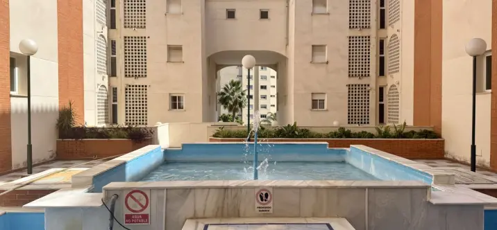 Venta de apartamento en planta media en Estepona 1
