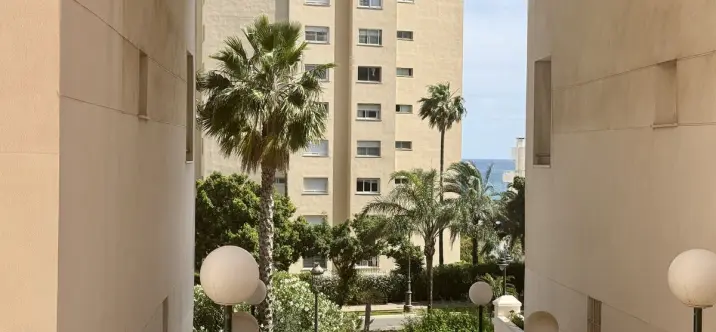 Venta de apartamento en planta media en Estepona 3
