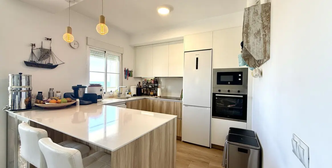 Venta de apartamento en planta media en Estepona 15