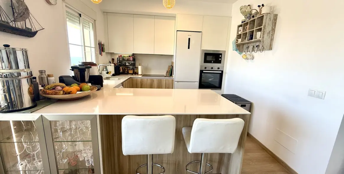 Venta de apartamento en planta media en Estepona 17