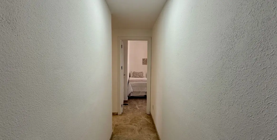 Venta de apartamento en planta media en Estepona 19