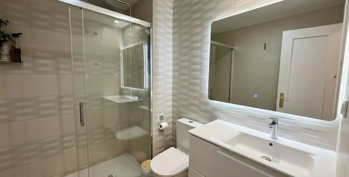 Venta de apartamento en planta media en Estepona 22