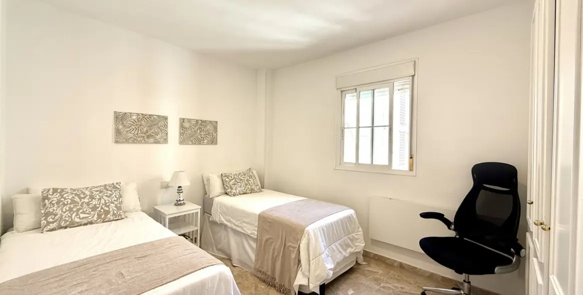Venta de apartamento en planta media en Estepona 23