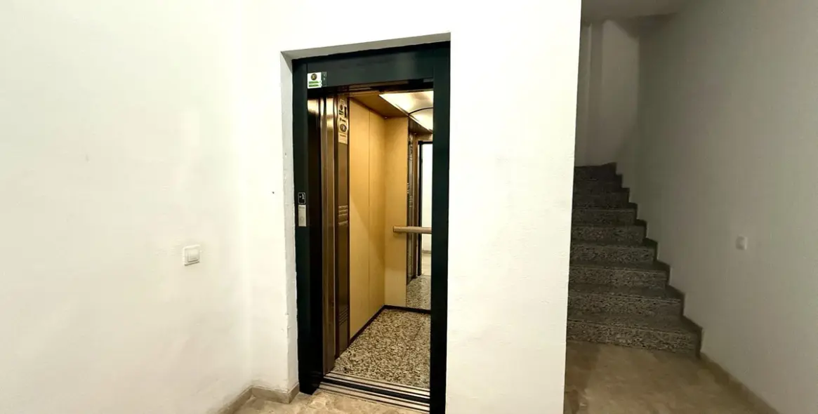 Venta de apartamento en planta media en Estepona 30
