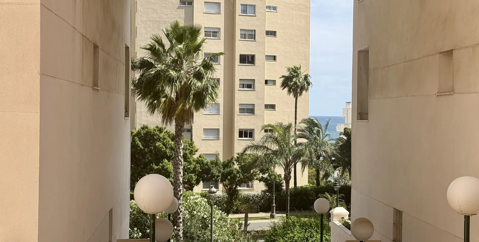 Продажа апартаментов на среднем этаже в Estepona 4