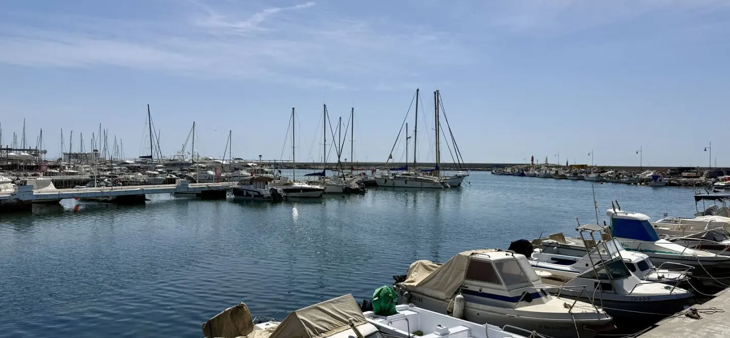 Продажа апартаментов на среднем этаже в Estepona 4