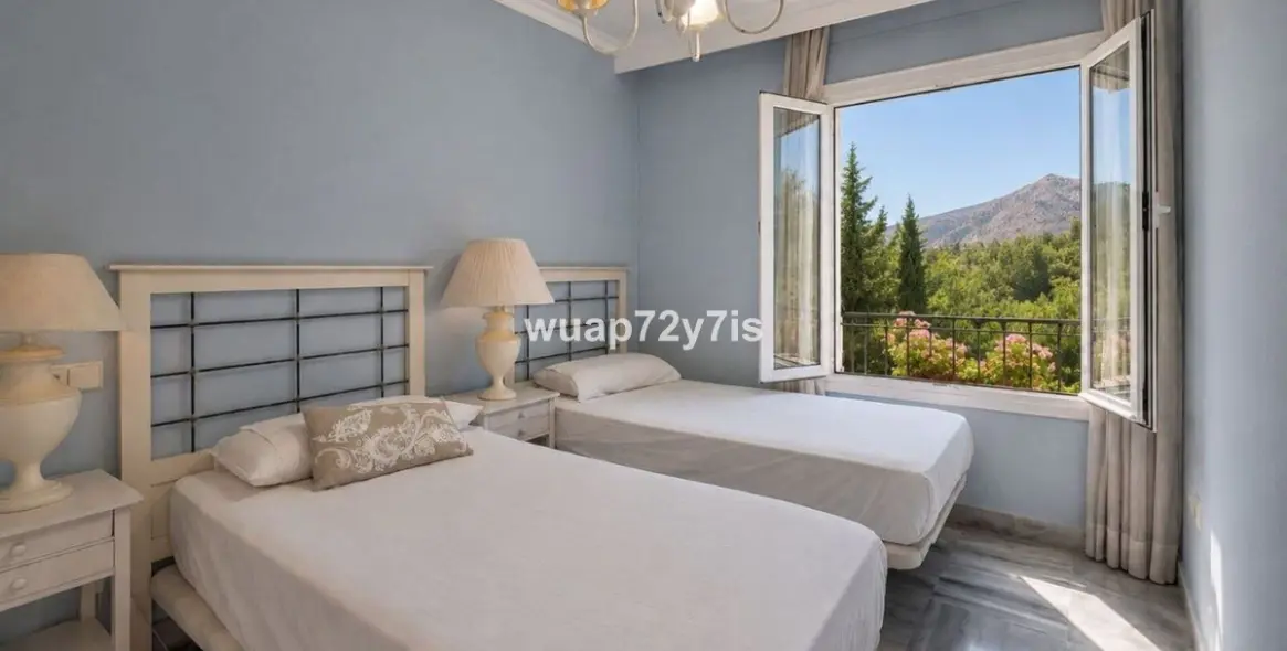 Sale of penthouse in Nueva Andalucía 11