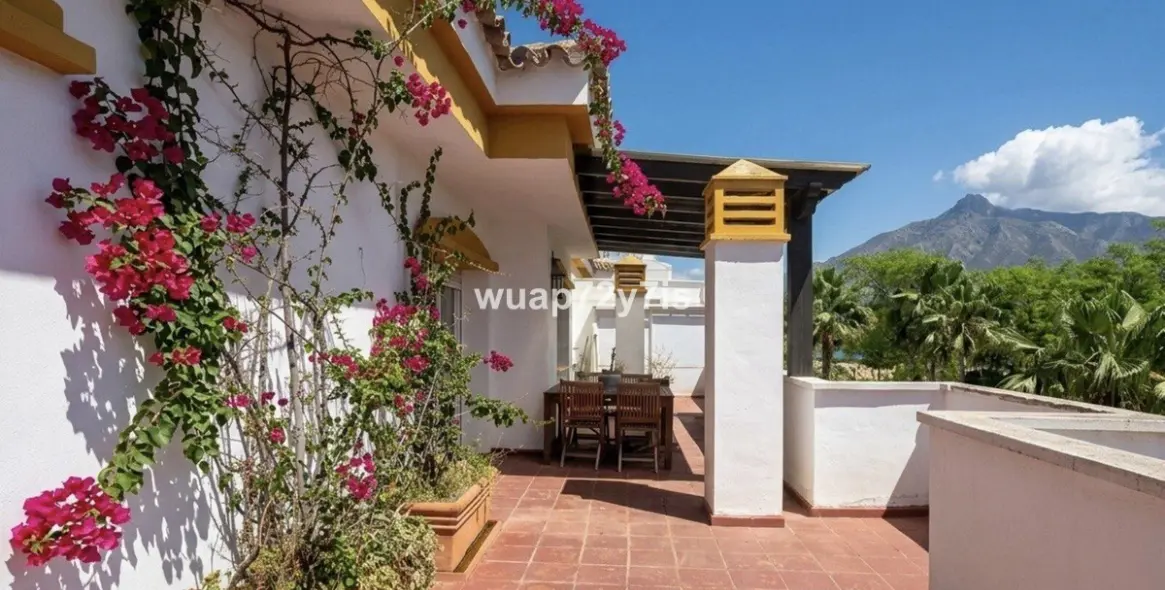 Sale of penthouse in Nueva Andalucía 13