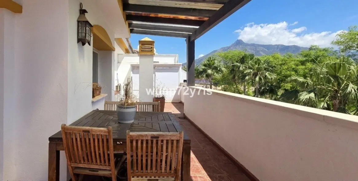 Sale of penthouse in Nueva Andalucía 15