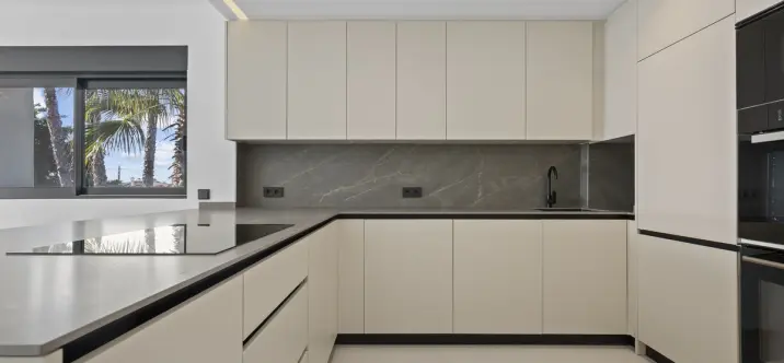 Sale of penthouse duplex in El Paraiso 2