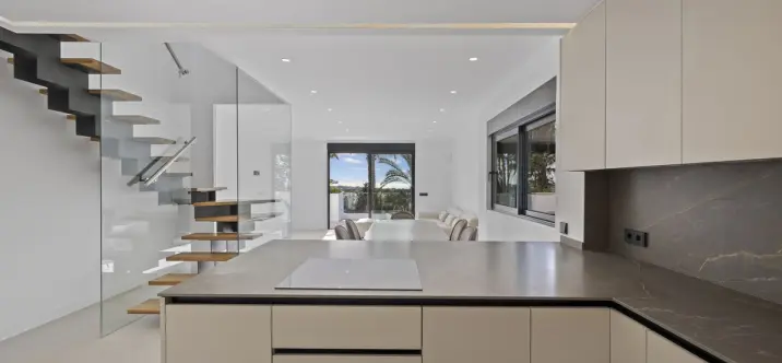 Sale of penthouse duplex in El Paraiso 3