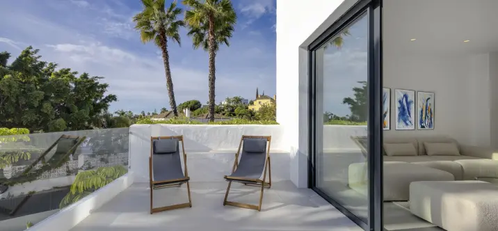 Sale of penthouse duplex in El Paraiso 4