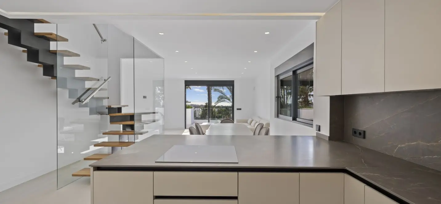 Sale of penthouse duplex in El Paraiso 3