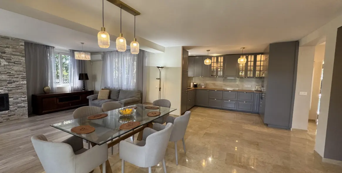 Продажа  отдельно стоящей виллы в Elviria 8