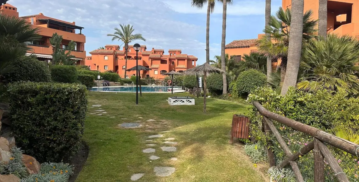 Venta de apartamento en planta baja en Estepona 1