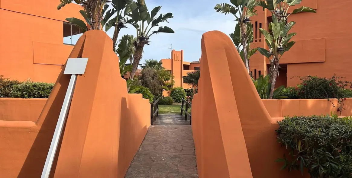 Venta de apartamento en planta baja en Estepona 2
