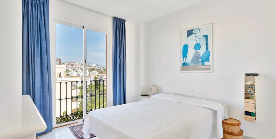 Sale of middle floor apartment in Mijas Costa 14