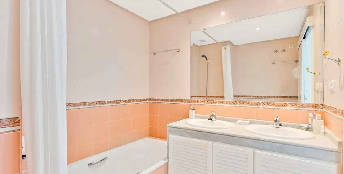 Sale of middle floor apartment in Mijas Costa 16