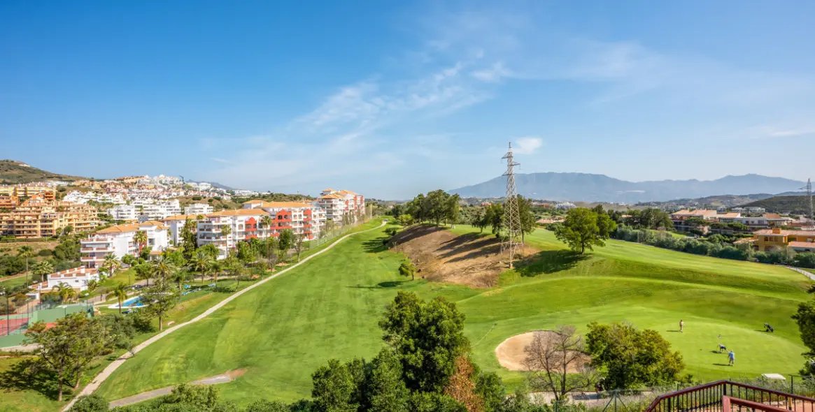 Sale of middle floor apartment in Mijas Costa 18