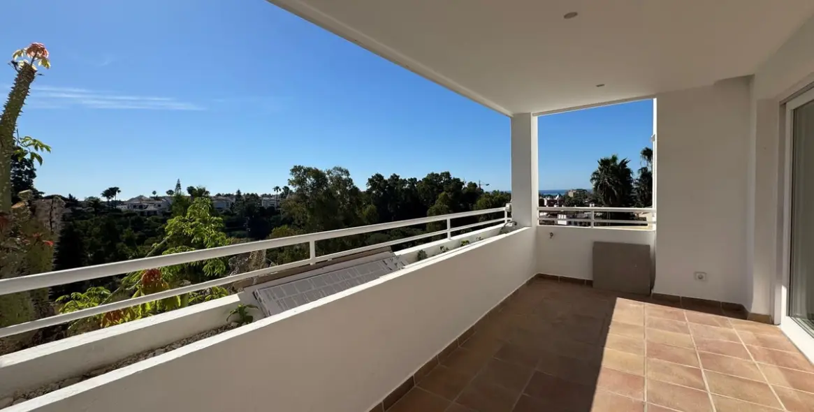 Sale of middle floor apartment in Atalaya 2