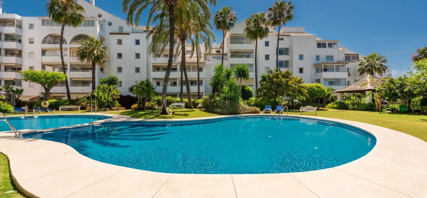 Sale of middle floor apartment in Atalaya 0