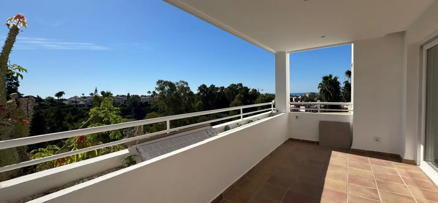 Sale of middle floor apartment in Atalaya 1