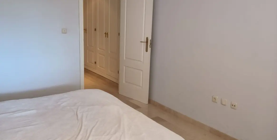 Venta de apartamento en planta media en Río Real 7
