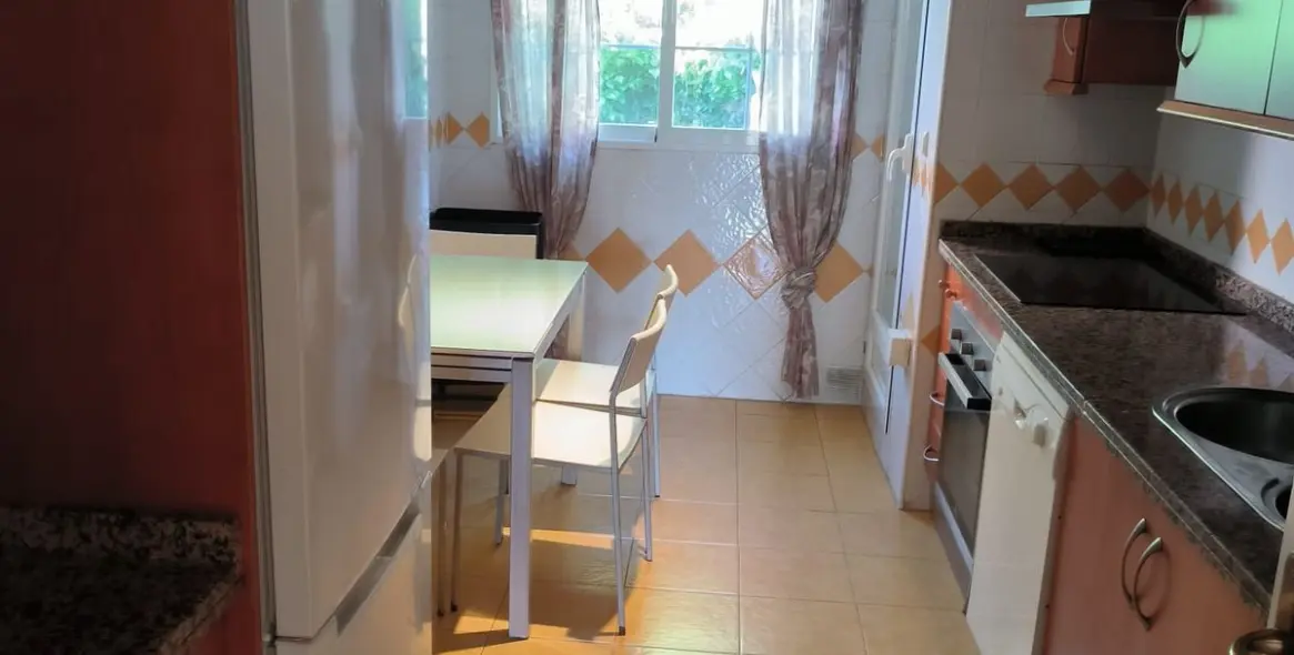 Venta de apartamento en planta media en Río Real 9
