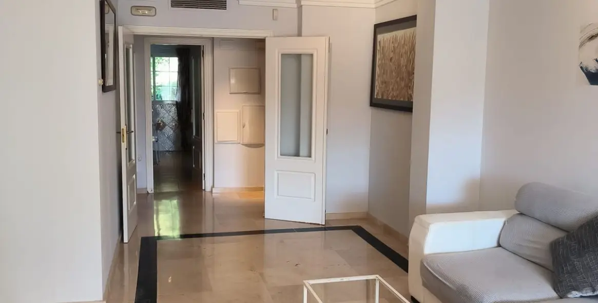 Venta de apartamento en planta media en Río Real 12