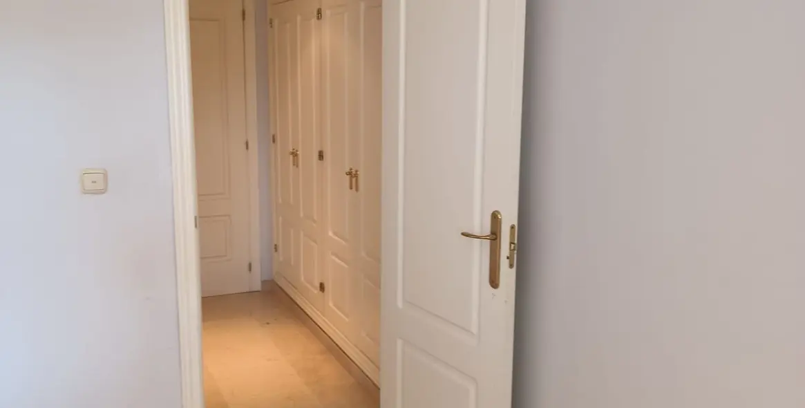 Venta de apartamento en planta media en Río Real 17