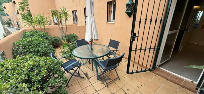 Venta de apartamento en planta media en Marbella 2