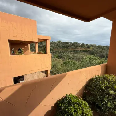 Venta de apartamento en planta media en Marbella