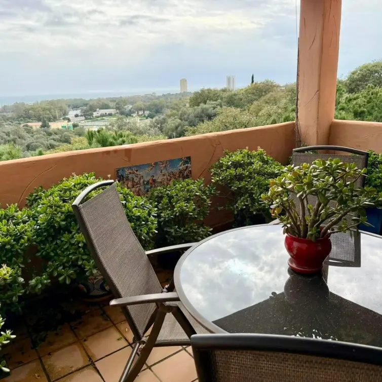 Sale of middle floor apartment in Elviria