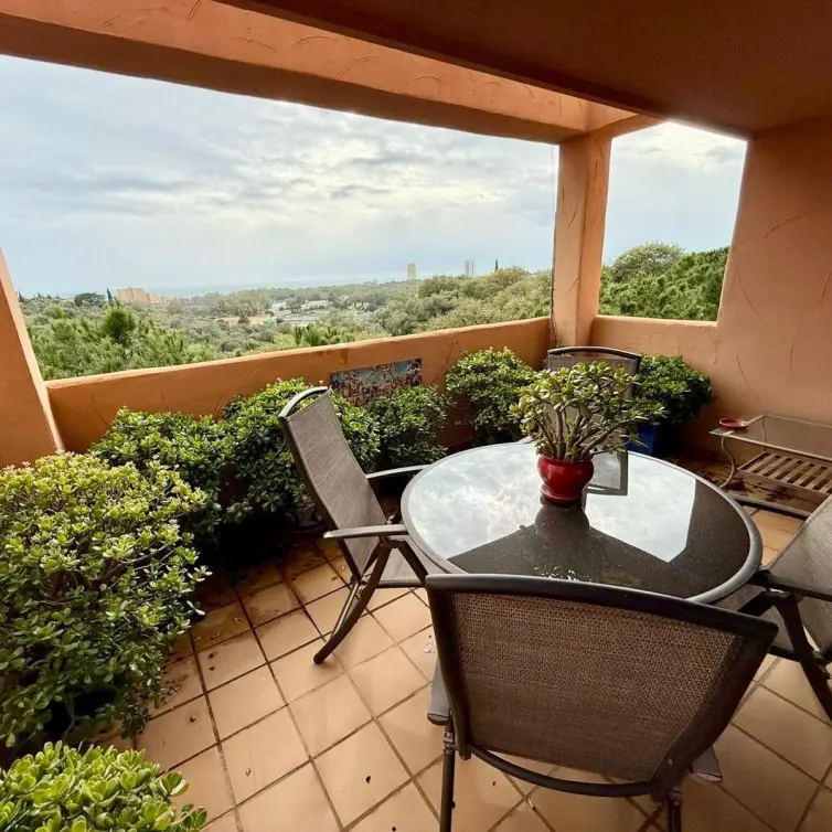 Sale of middle floor apartment in Elviria