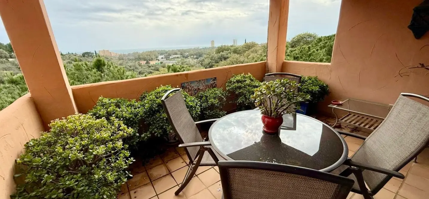 Sale of middle floor apartment in Elviria 1