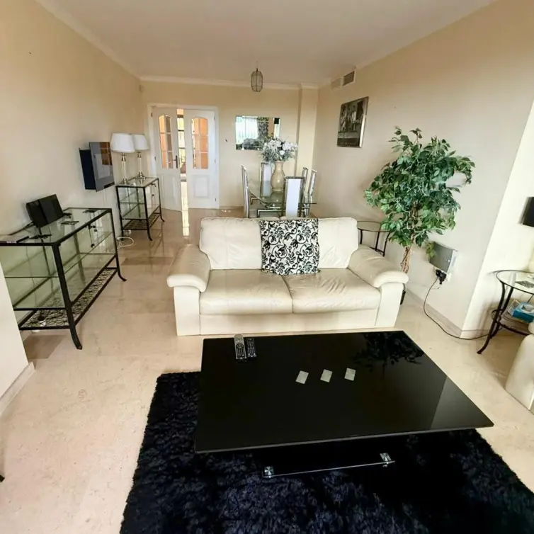 Sale of middle floor apartment in Elviria
